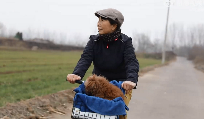 65岁阿姨离婚后8年骑行12国，靠三千退休金一路穷游，继续照顾生病前夫